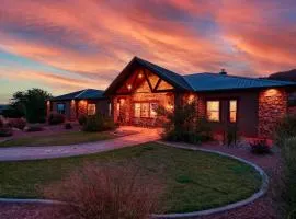Dive Into Adventure Large Luxury Family Home in Kanab Pool Slide and Hot Tub