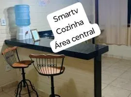 Flat de 2 quartos com AR na área central de GV com conzinha completa-garagem-wifi-Bom p grupos ou familias ou empresas