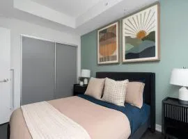 2BR 2BA Suite with Sofa Bed by Financial District