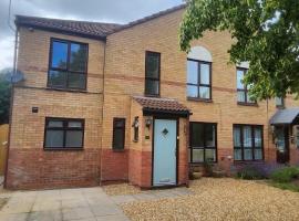4 Bed 3 Bath Dryer Sky TV & Netflix Free Parking Rear Garden Prime Location, hotel v destinaci Willen