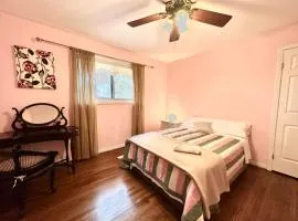 Quiet Room with Shared Bathroom Near Bayview York Mills
