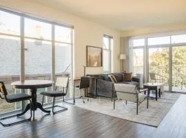 East Side Luxury 1BR Apt - Near Brady and Fiserv with Balcony
