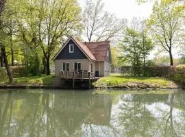 Landhuis op mooi park aan het water
