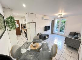 Blue Summer Vibes - Apartment 6 - AC, parking, beach at 50m, SPA discnt, khách sạn ở La Ciotat