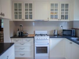Cosy Cottage 2BR Ballarat Stay Close to CBD, hotel in Ballarat