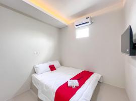 RedDoorz Syariah near Alun-Alun Tanjunganom Nganjuk, hotel v destinaci Warujayeng
