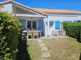 Maisonette Confortable avec Piscine, Proche Plage et Commerces - FR-1-476-166