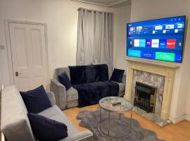 Hometel Digs Nice Comfy Home Sleeps 12, hotel v destinaci Leicester