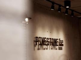 Pinestone Inn, hotel di Jian