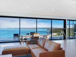 'Spectacular Ocean Views' by HolidayCo, Hotel in Killcare