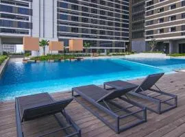 2BR Collins Art Deco W Pool