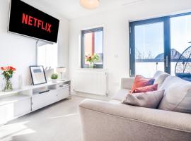 TheCountingSheep - Heathrow in 15 mins - Glass Balcony - Dedicated Workspace, Hotel in Hounslow