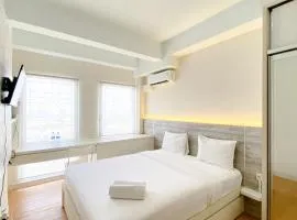 Modern Look and Comfy Studio Patraland Urbano Apartment By Travelio
