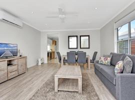 Beach Escape at Caves Beach Villas, hotel in Caves Beach