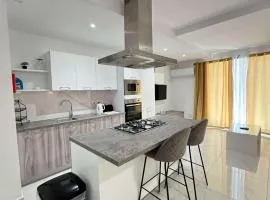 Comfort 2BR Apartment near Beach & Café del Mar- By HostMT