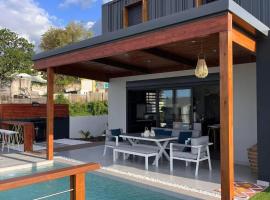 Villa élégante avec piscine privée à Saint Paul + Vue sur la mer, ξενοδοχείο σε Saint-Paul