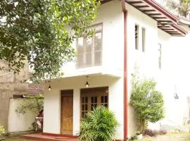 Ayubo Villa Ruby Room