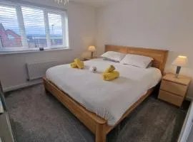 2 bed Semi, houses up to 4 people, Free Parking, Wi-fi, M1 & EMA Direct Link, Transport links, private garden