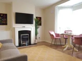 Holiday Home - Beautiful Two bedroom House in Glasgow & Free Parking