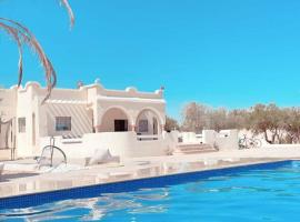 Villa sans vis-à-vis avec piscine, ξενοδοχείο σε Ḩawmat al Badawīyīn