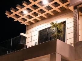 Saya's Abode - Railview Suites, hotel v destinaci Tezpur