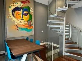 3-Story Townhome Free Parking Private Patio Washer-Dryer