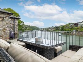 Stunning Views from this cosy Dog Friendly Riverside Cottage in Noss Mayo, hotel in Noss Mayo