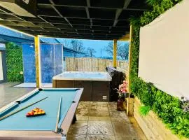 The Hideaway - Farm Stay with hottub, pool table and outdoor cinema