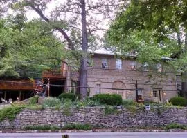 Brownstone Penthouse Suite Patio Walk to Downtown
