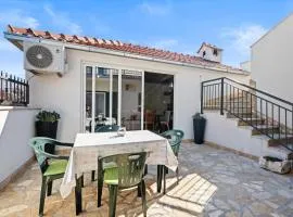 2 Bedroom Gorgeous Apartment In Vezac
