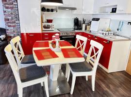 Ferienwohnung Joli- inklusive Parkplatz, Bettwäsche, Handtücher und WLAN, hotel in Weißenfels