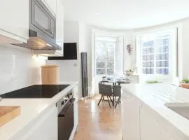 Luxury 2 Bedroom Flat In Royal Crescent