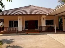 บ้านสวนสบายใจโฮมสเตย์ ใกล้มหาวิทยาลัยแม่ฟ้าหลวง ห่างเมือง 20 กม ห่างถนน 2 กม