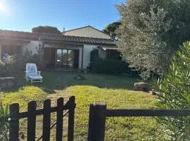 Casa "Ale" con piscina comune e bellissimo giardino a 5 minuti dal mare