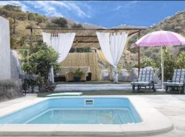 Alojamiento Rural Casa Águila con piscina privada para 6 personas, ξενοδοχείο σε Los Valverde