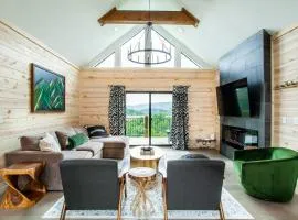 Bearly Haus -Views, Hot Tub, Pool & Xbox!