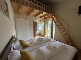 Max Gastro Beach House, hotel v Marine