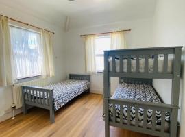 Lovely bed close to city center, hotel in Dublin