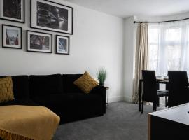 Bright 2-Bed Flat with Skylight attic Room, ξενοδοχείο στο Λονδίνο