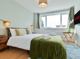 Spacious 4 Bedroom House with Parking - Sleeps 10 - Families & Contractors