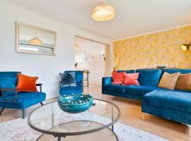 Stylish 4 Bedroom Spacious Retreat with Parking - Sleeps 10 - Families & Contractors