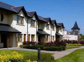 Lodge on Grounds of Ballykisteen Golf Resort, hotel con alberca en Tipperary