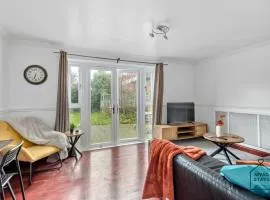Hale Lodge, Comfy Stay for Families and Contractors