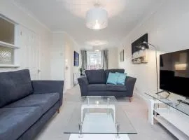 ZzzCharming 3 Bedroom House - Grafton Close