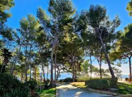 SUPERBE STUDIO DANS CADRE D'EXCEPTION-PISCINE, TENNIS et PLAGE PRIVEE