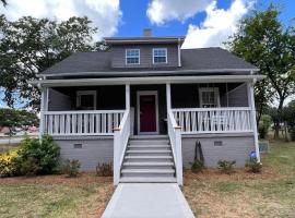 Historic Home in Downtown Greer Shop Eat & Sleep, hotel v destinaci Greer
