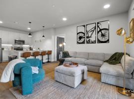 Cozy Apt RetreatNear Walmart Campus & Hospitals, hotel with pools in Rogers