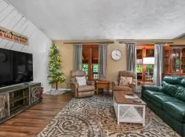 Lakeside Getaway includes Hot Tub pet friendly