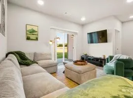 Deluxe 2BR Near Amp, Bike Culture & Walmart wPool