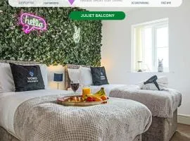 Stylish Apartment with Self-Check-In, Juliet Balcony, Fast WIFI, Smart TVs and Free Parking by Yoko Property